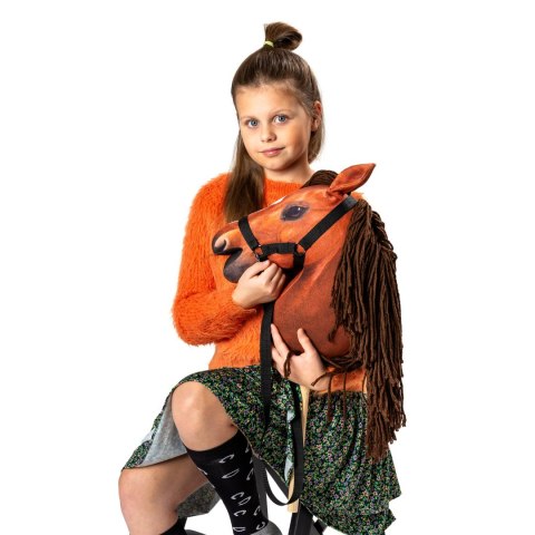 Konik na kiju z kantarem - Hobby Horse Skippi - Bursztyn - jak żywy - A3 Konik na kiju z kantarem - Hobby Horse Skippi - Bursztyn - jak żywy - A3