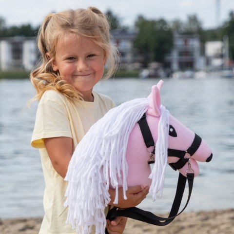 Mały Hobby Horse Skippi - koń na kiju - różowy A5 - lekki i poręczny Mały Hobby Horse Skippi - koń na kiju - różowy A5 - lekki i poręczny