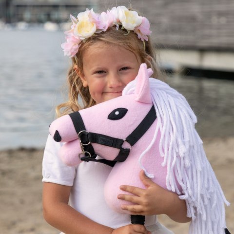 Mały Hobby Horse Skippi - koń na kiju - różowy A5 - lekki i poręczny Mały Hobby Horse Skippi - koń na kiju - różowy A5 - lekki i poręczny