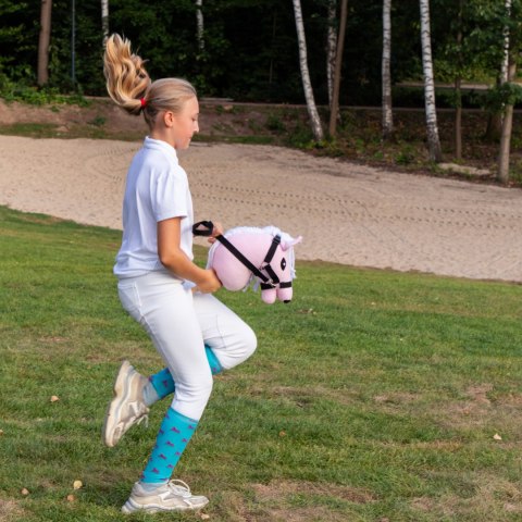 Mały Hobby Horse Skippi - koń na kiju - różowy A5 - lekki i poręczny Mały Hobby Horse Skippi - koń na kiju - różowy A5 - lekki i poręczny